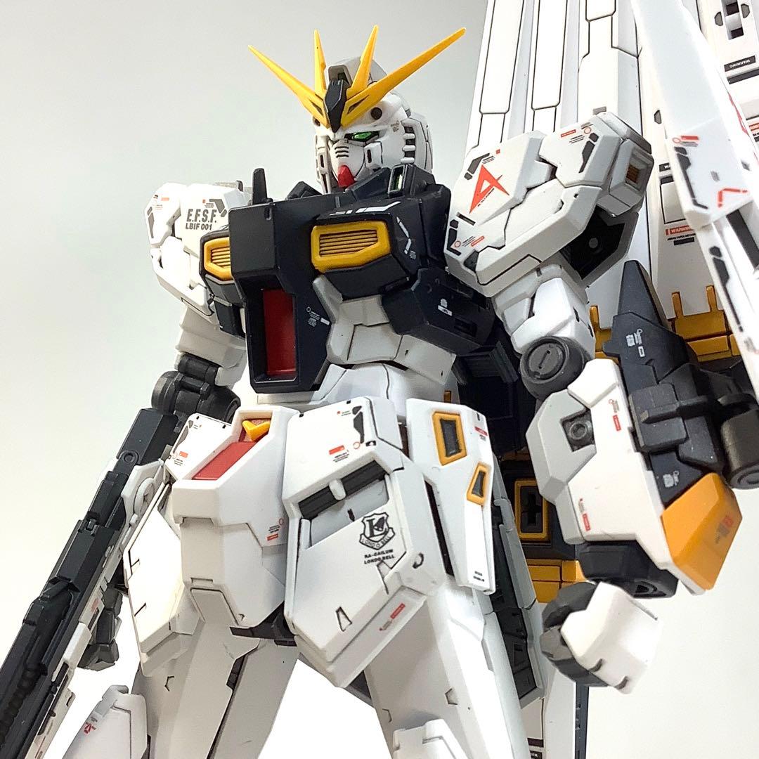 RG RX-93 νガンダム 塗装済完成品