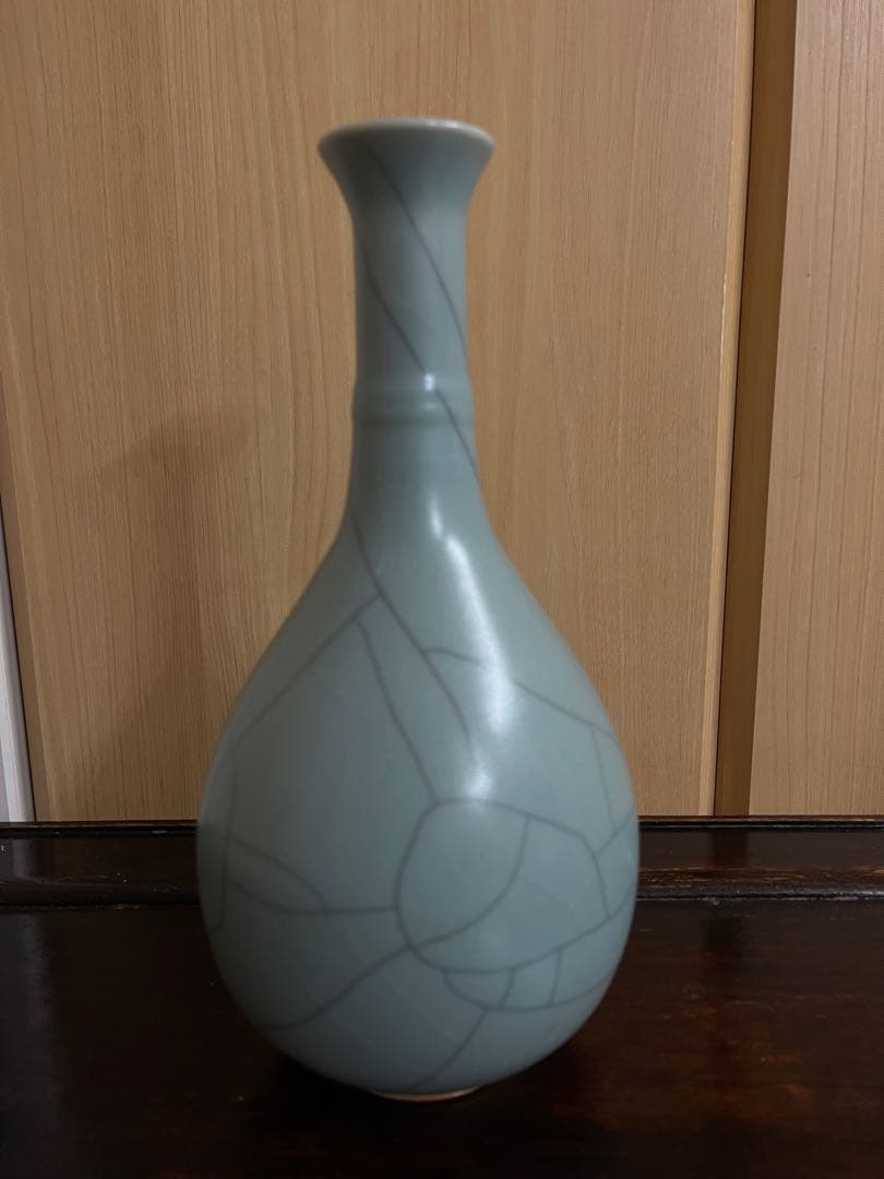 青緑色の陶器製細長い瓶　青磁花瓶　花生　花道具