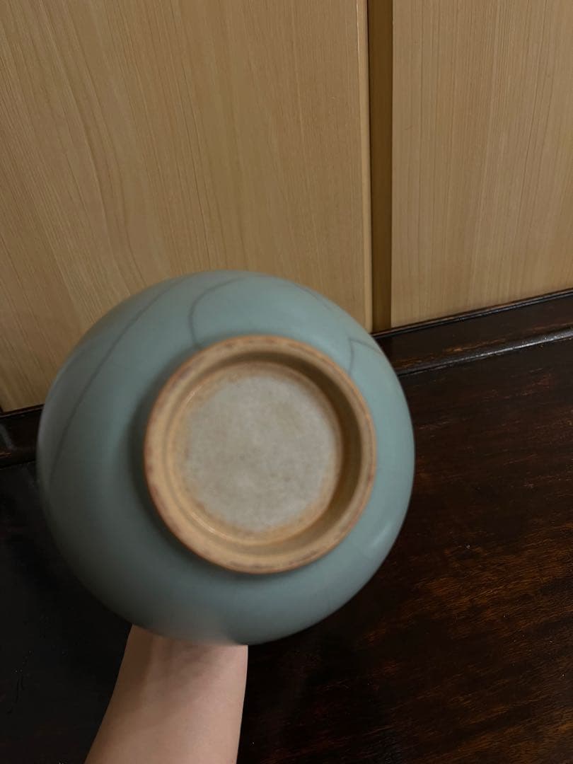 青緑色の陶器製細長い瓶　青磁花瓶　花生　花道具