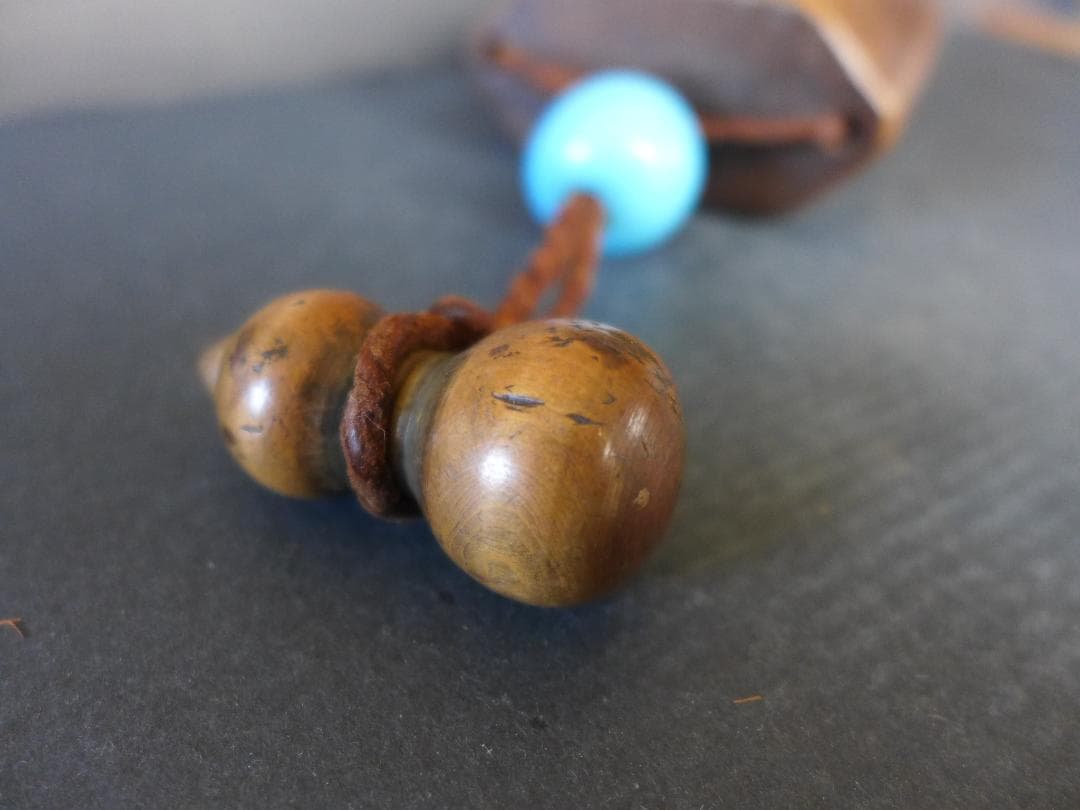 明治大正期頃　 一刀彫 　刻み煙草入　瓢箪根付・水色ガラス緒締め 　提げ物喫煙具