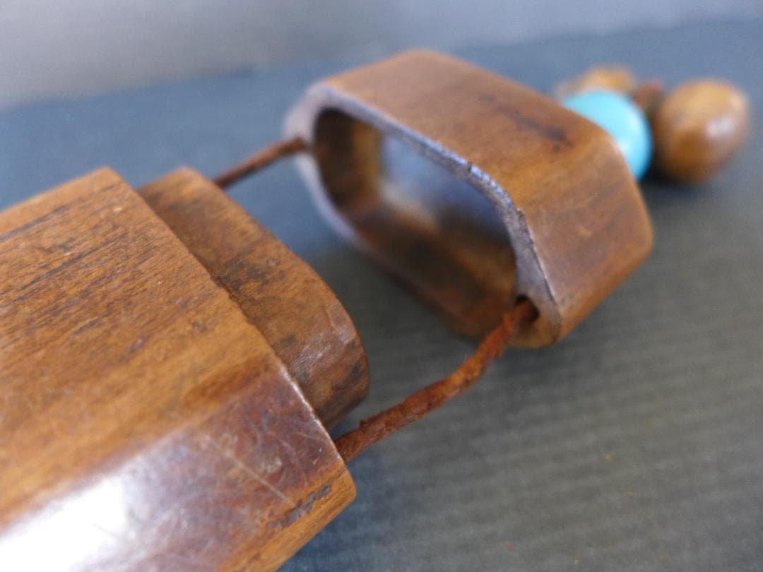 明治大正期頃　 一刀彫 　刻み煙草入　瓢箪根付・水色ガラス緒締め 　提げ物喫煙具