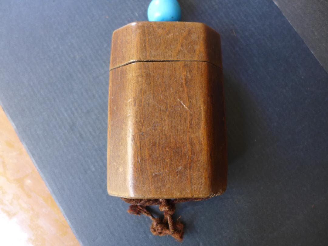 明治大正期頃　 一刀彫 　刻み煙草入　瓢箪根付・水色ガラス緒締め 　提げ物喫煙具