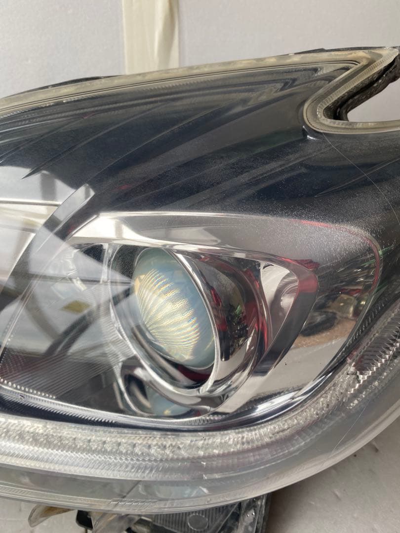 トヨタ プリウス 30系（ZVW30）前期 純正HIDヘッドライト 左右セット