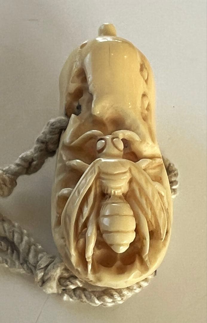 極上 本抹香鯨　虫　根付　重さ:45g. H4-4-3