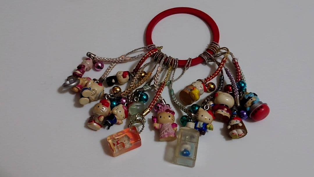 l*f様 ご当地ハローキティ ストラップ 約300個セット とても 状態は良くな