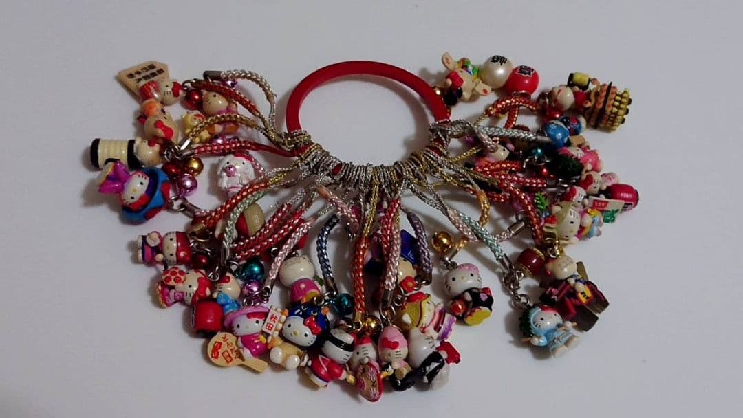 l*f様 ご当地ハローキティ ストラップ 約300個セット とても 状態は良くな