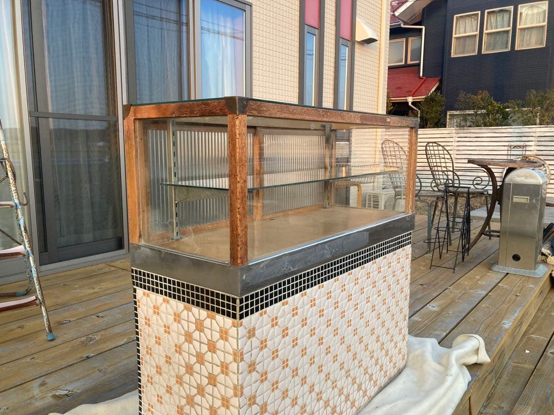 昭和レトロ　たばこ屋ガラスショーケース　タイル貼り、背面ガラス引戸　中棚1段