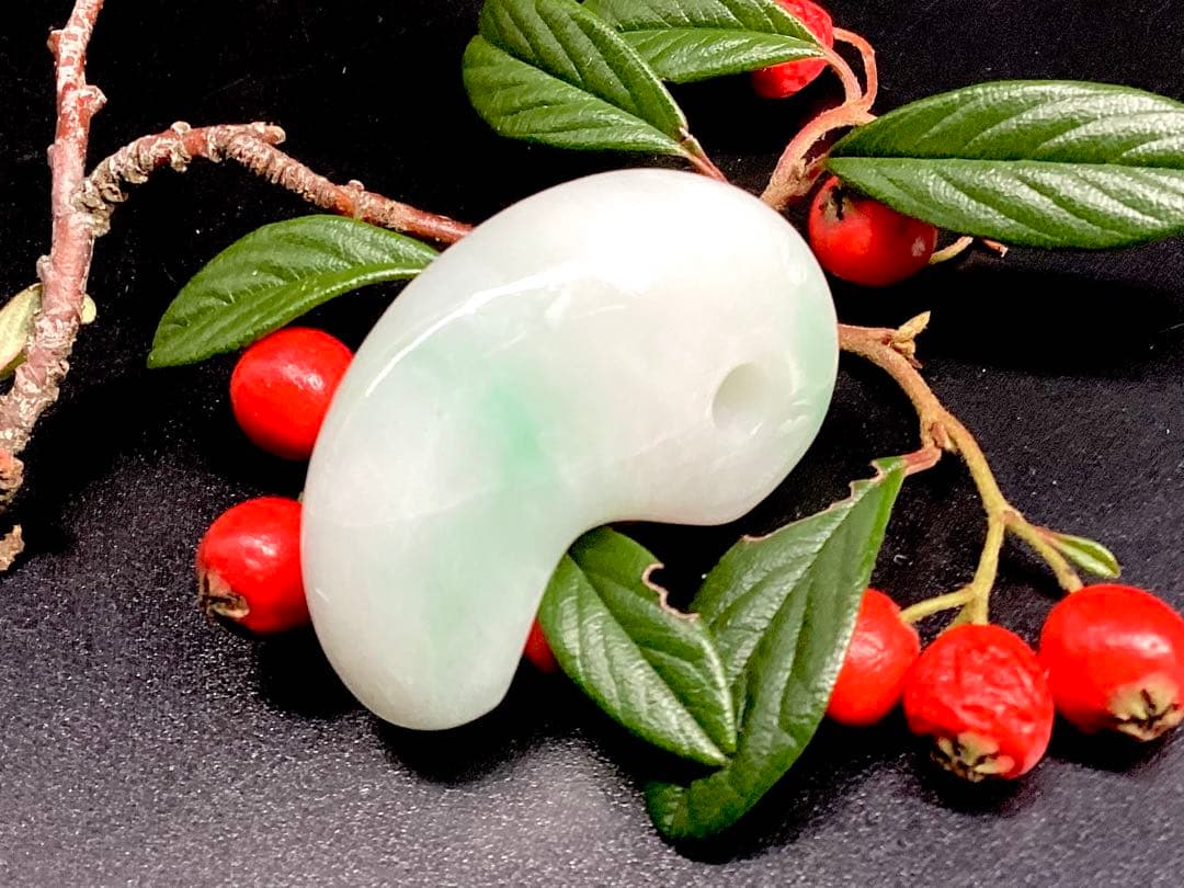 ✳premiumシリーズ*糸魚川翡翠勾玉　一生物の守護石　再結晶線入り安価卸し‼️