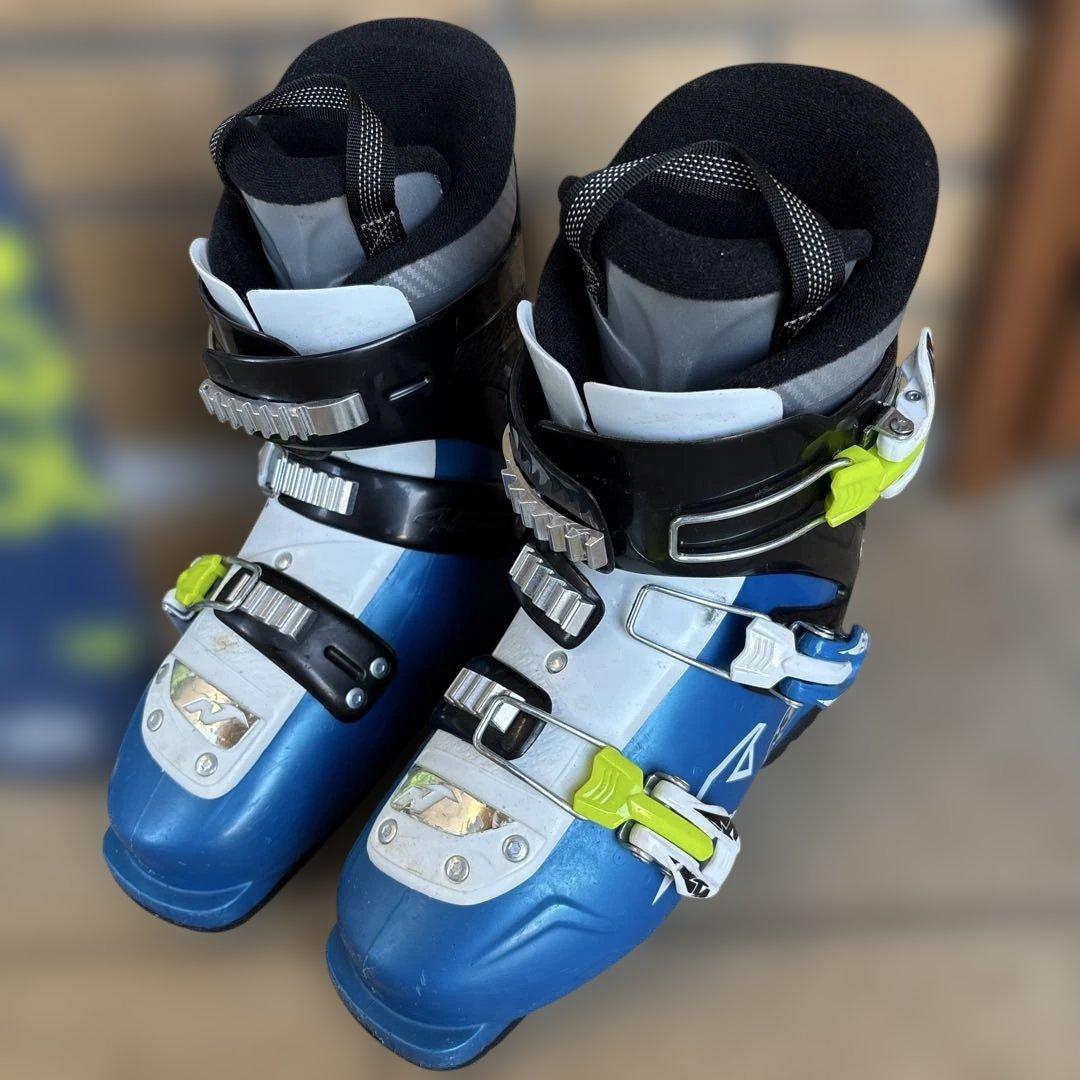 子供用スキー板とブーツのセット