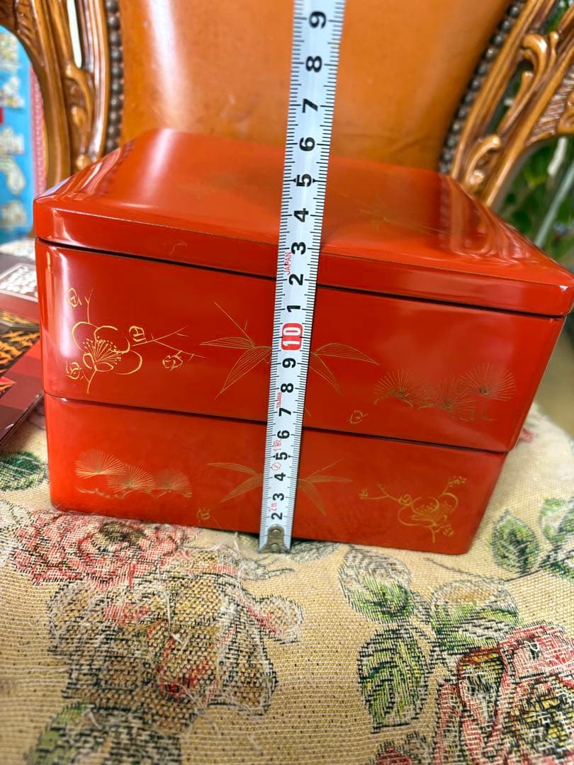 未使用に近い　木曽檜漆重箱　朱色の重箱 金色の模様