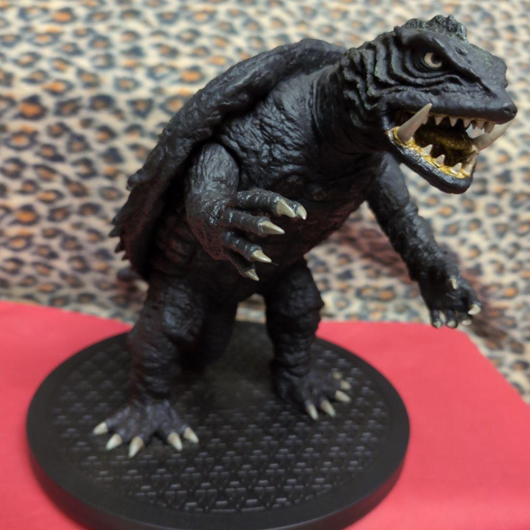 ガメラ怪獣フィギュア 黒 プラスチック製回転座３６０度