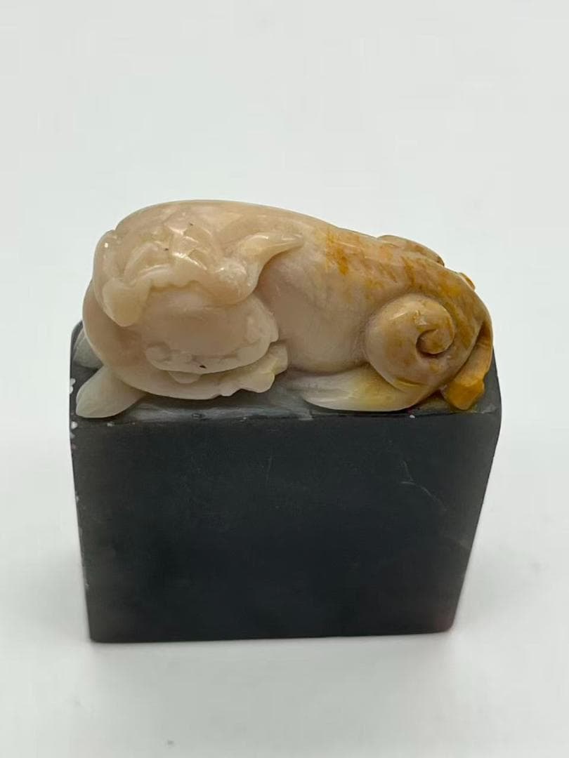 民国　寿山俏色石印　身獸鈕　【壬申年】 篆刻印鑑 収蔵印 文房四宝(F-239)