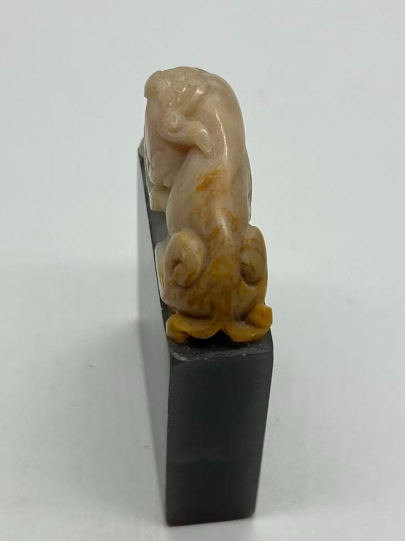 民国　寿山俏色石印　身獸鈕　【壬申年】 篆刻印鑑 収蔵印 文房四宝(F-239)