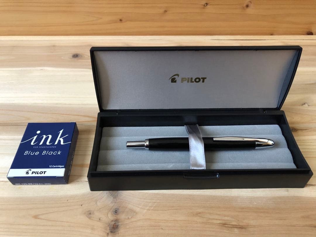 Pilot キャップレス万年筆　ブラック×シルバー