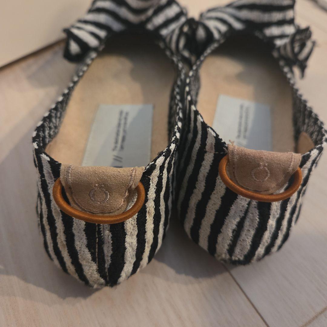 【offen】フリル付き黒白ストライプフラットシューズ