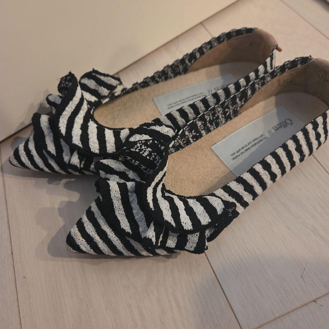 【offen】フリル付き黒白ストライプフラットシューズ