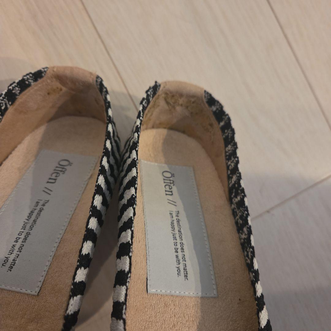 【offen】フリル付き黒白ストライプフラットシューズ