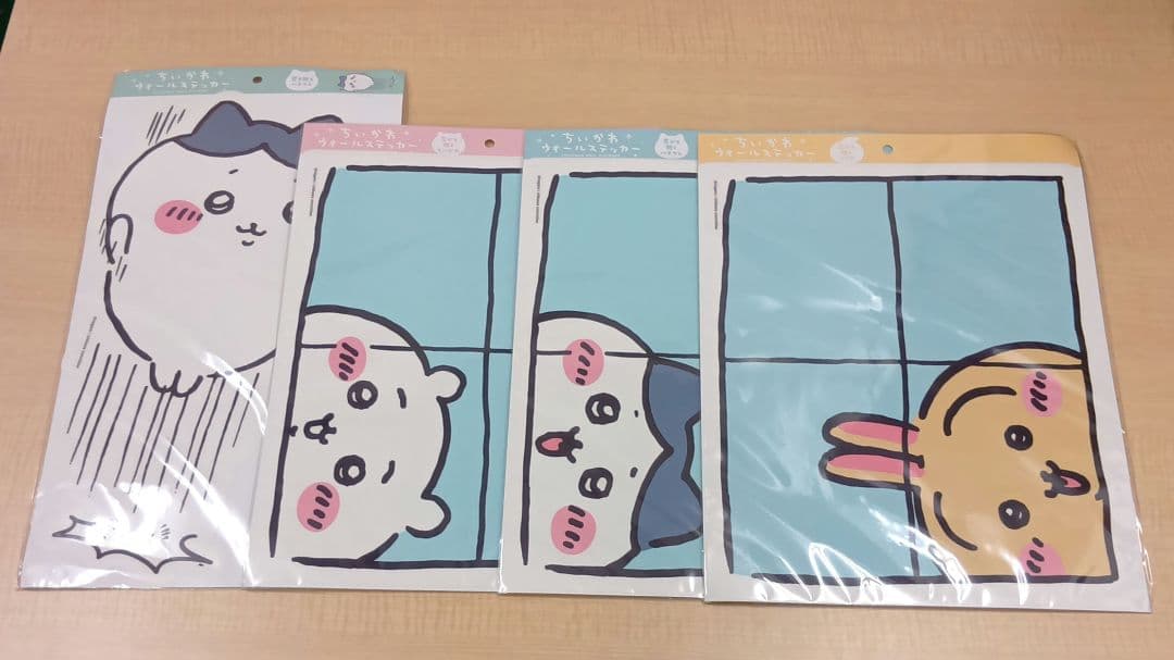 ❶ちいかわ ウォールステッカー 窓から覗く 3種 壁を蹴るハチワレ