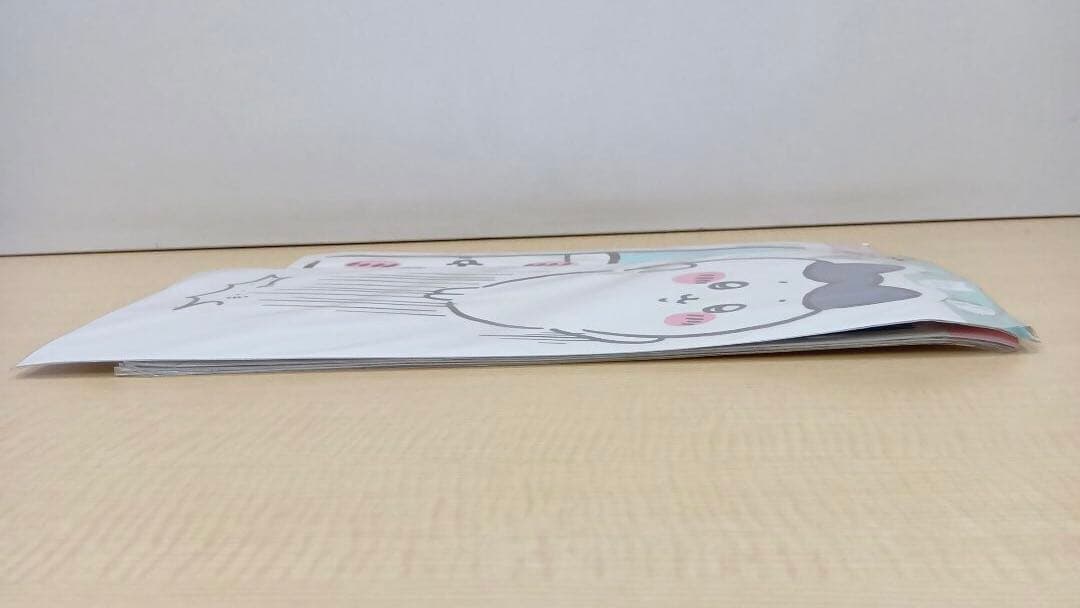 ❶ちいかわ ウォールステッカー 窓から覗く 3種 壁を蹴るハチワレ