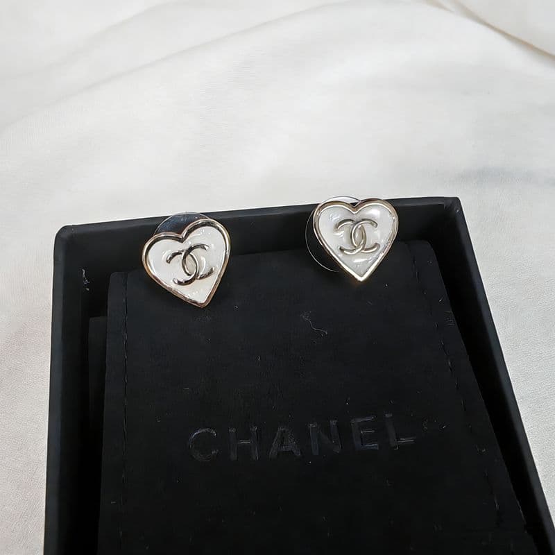 CHANEL ハート型ピアス