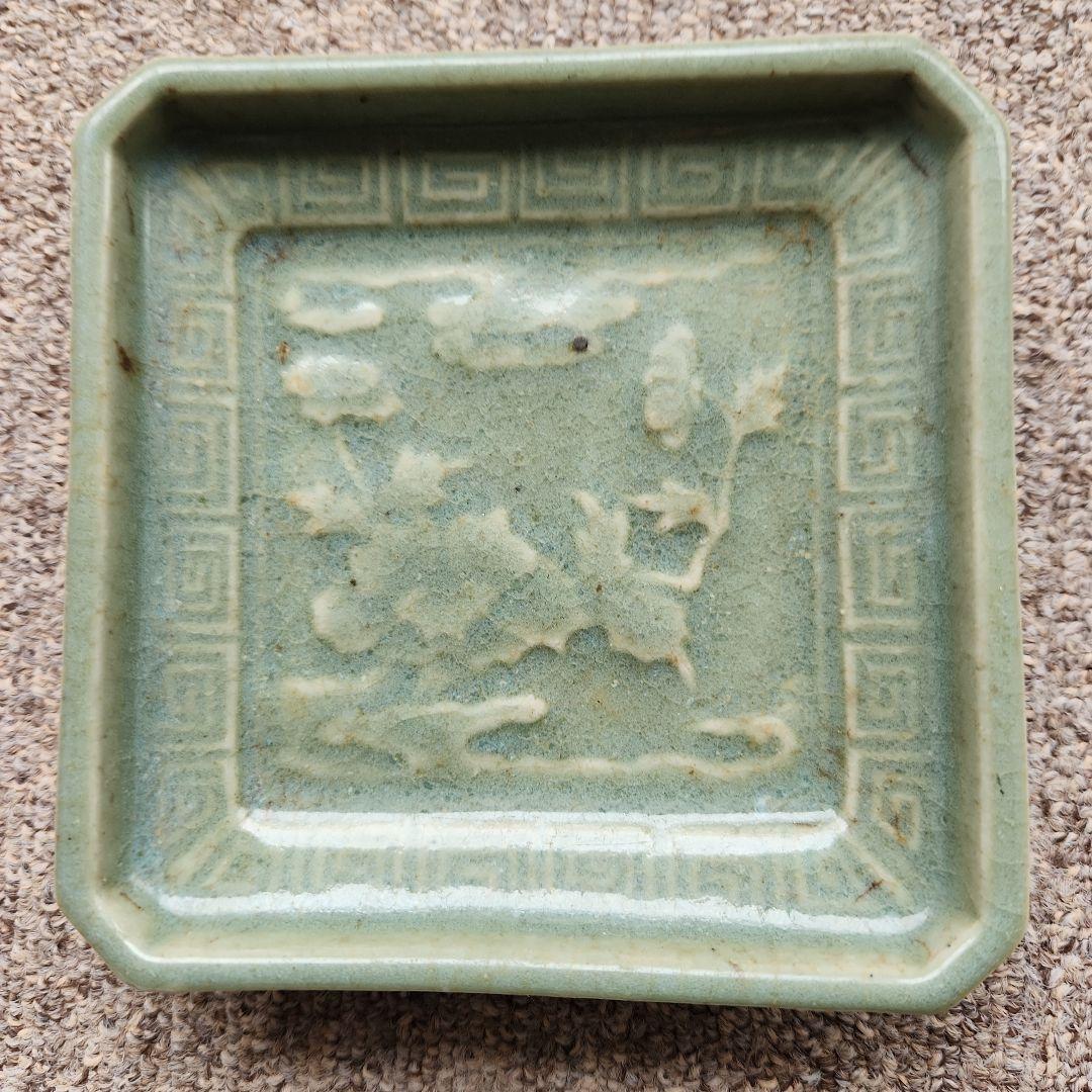 古九谷青磁陽刻牡丹蝶雷紋角皿