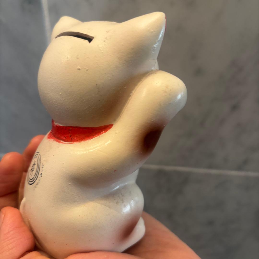 アンティーク大きな瞳や長いヒゲ、まつ毛が美しく、大きなリボンも可愛い招き猫