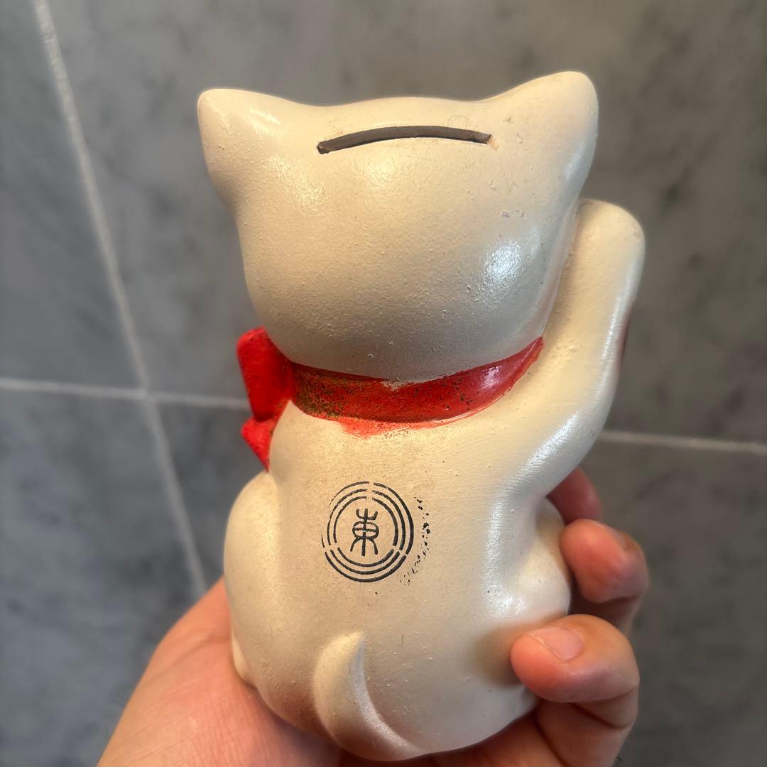 アンティーク大きな瞳や長いヒゲ、まつ毛が美しく、大きなリボンも可愛い招き猫