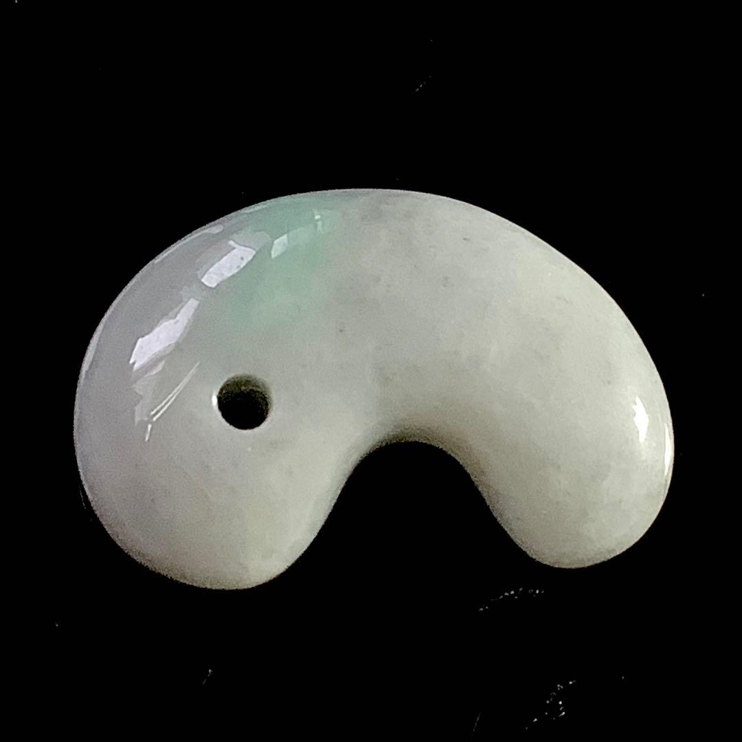 ⭕️独特の珍しい混じり合いの色彩　糸魚川翡翠ジェダイト勾玉　機械鑑定鑑別書付本物を