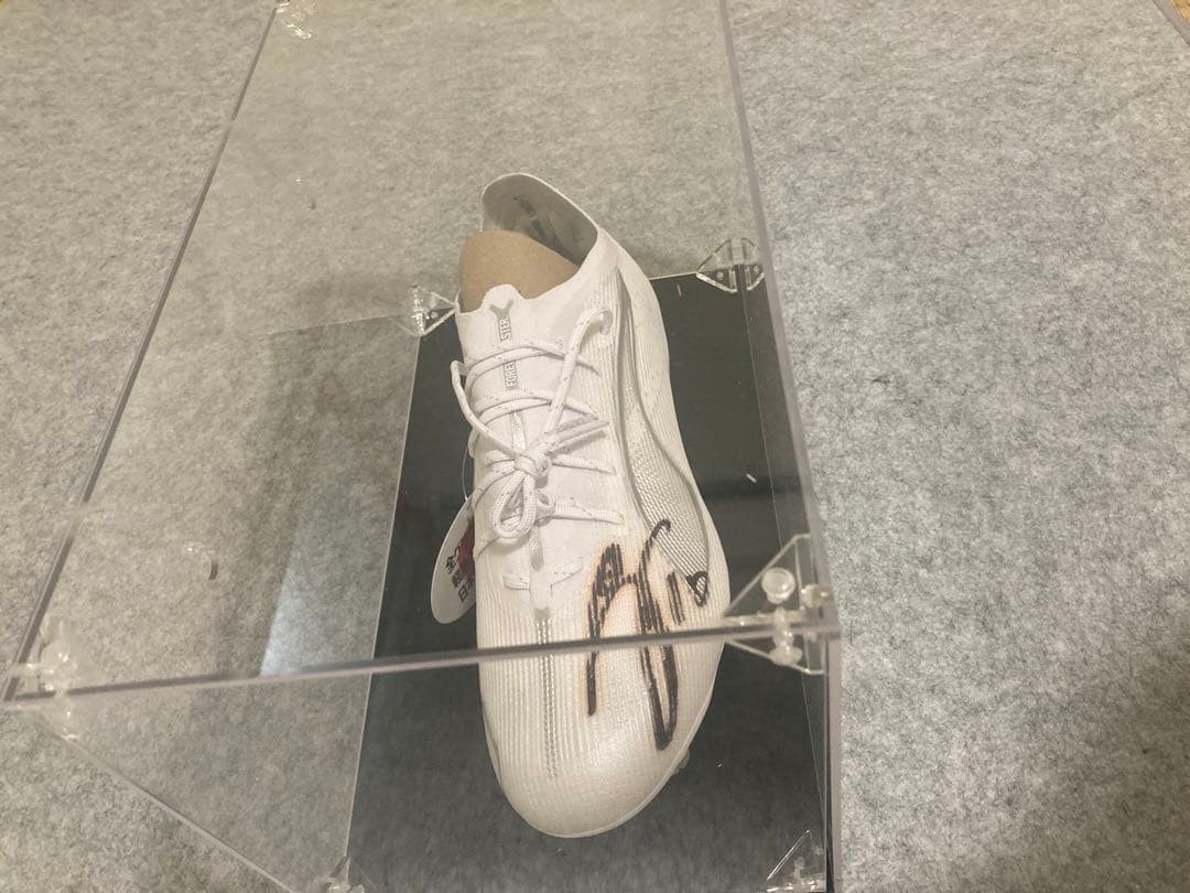 堂安律　直筆サイン入りPuma サッカースパイク　ホワイト　アクリルケース付き