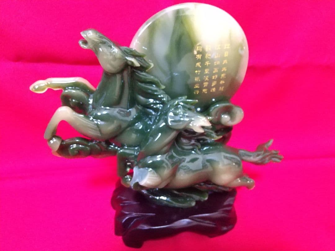 美しい馬の置物　翡翠っぽい　彫刻品　骨董品　美術品　芸術品