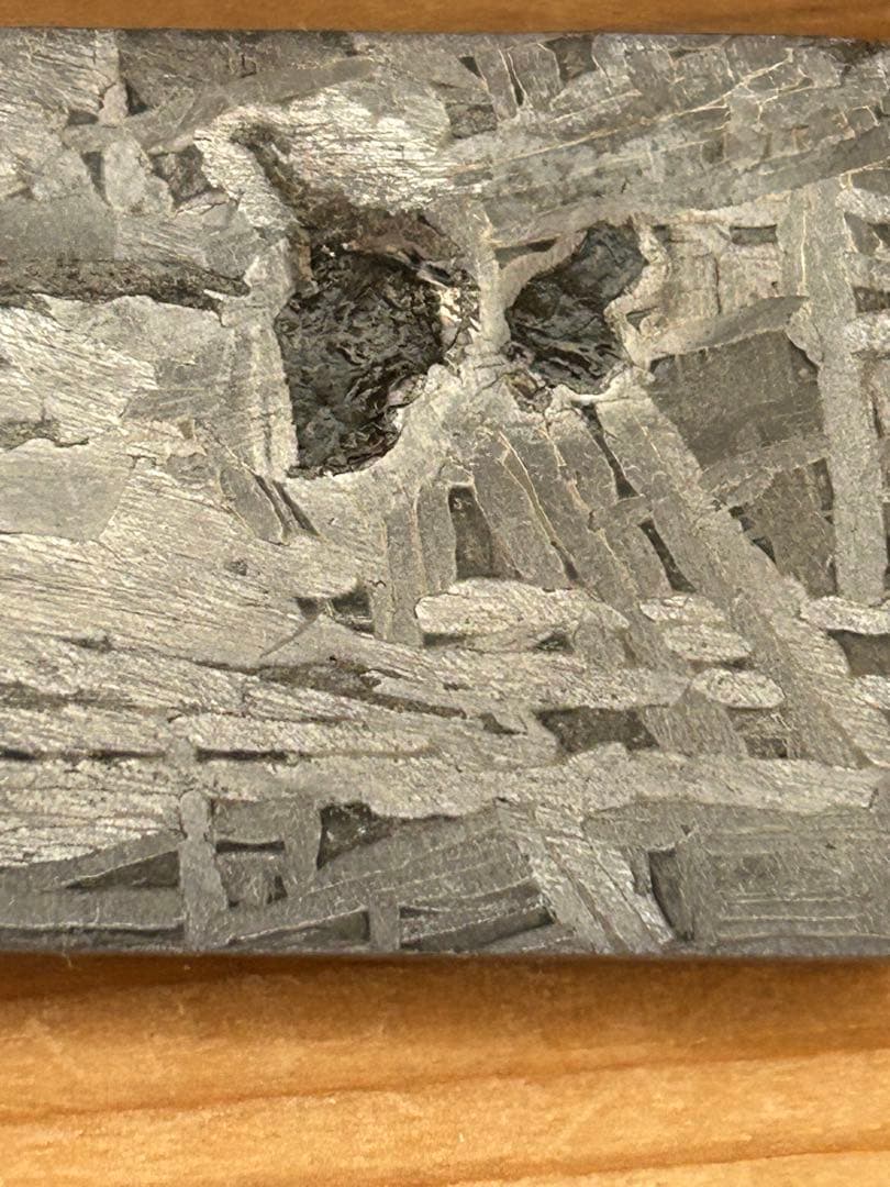 アルタイ鉄隕石。美しい長方形。約85.90