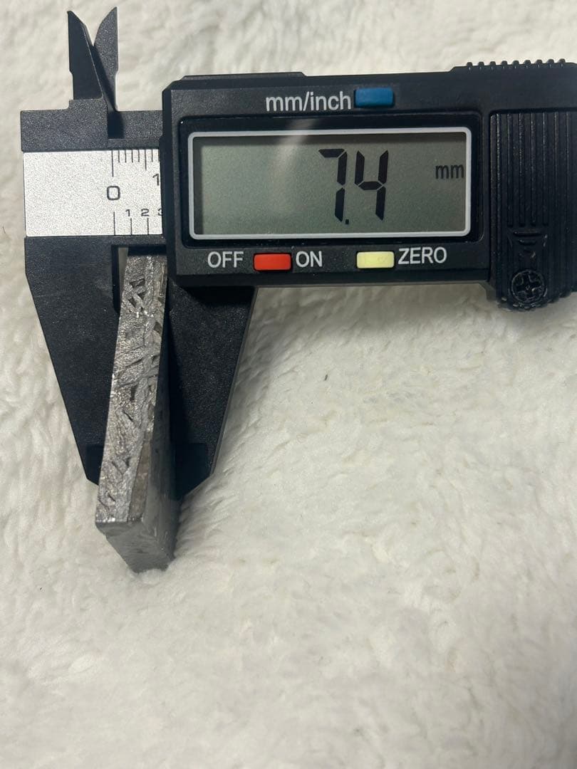 アルタイ鉄隕石。美しい長方形。約85.90