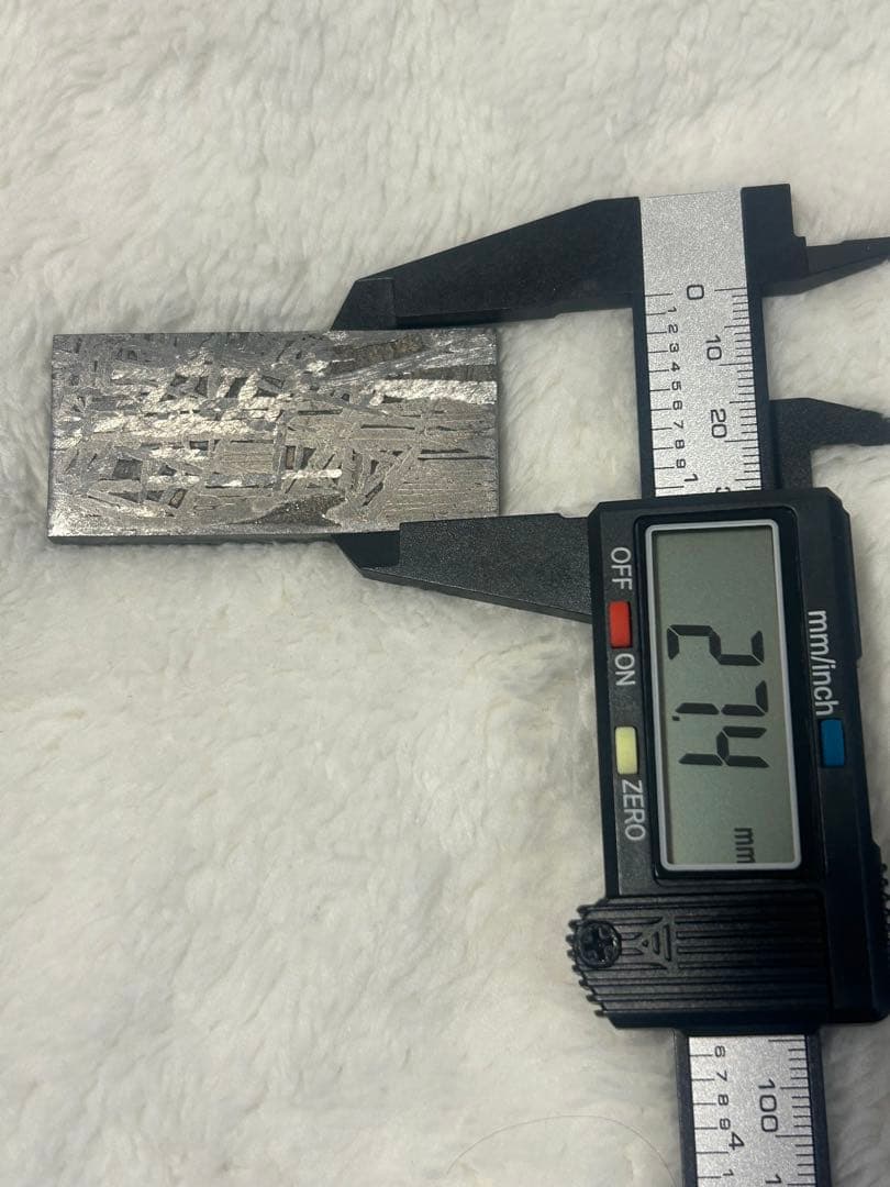 アルタイ鉄隕石。美しい長方形。約85.90