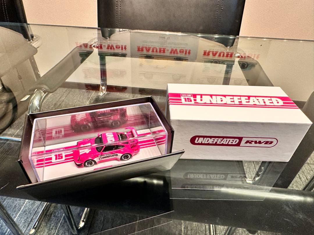 UNDEFEATED ポルシェ911 RWB ミニカーピンク1/64