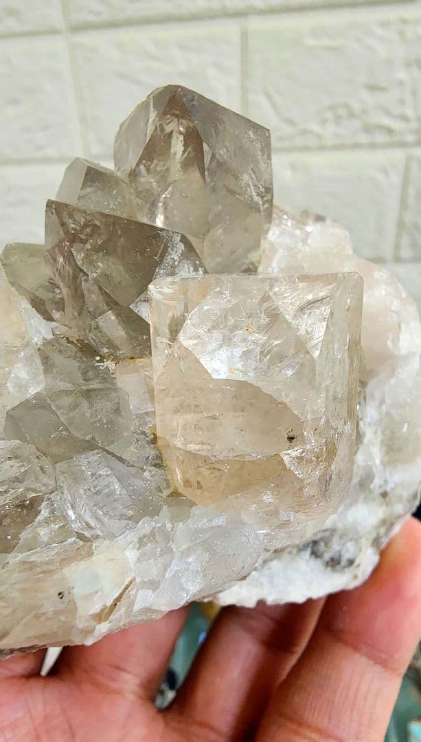 パキスタン産の水晶にトパーズをあしらったもの