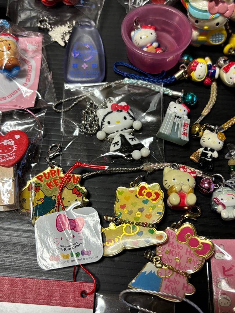 サンリオ　キティ　ストラップ　キーホルダー　ピンバッジ　他　セット