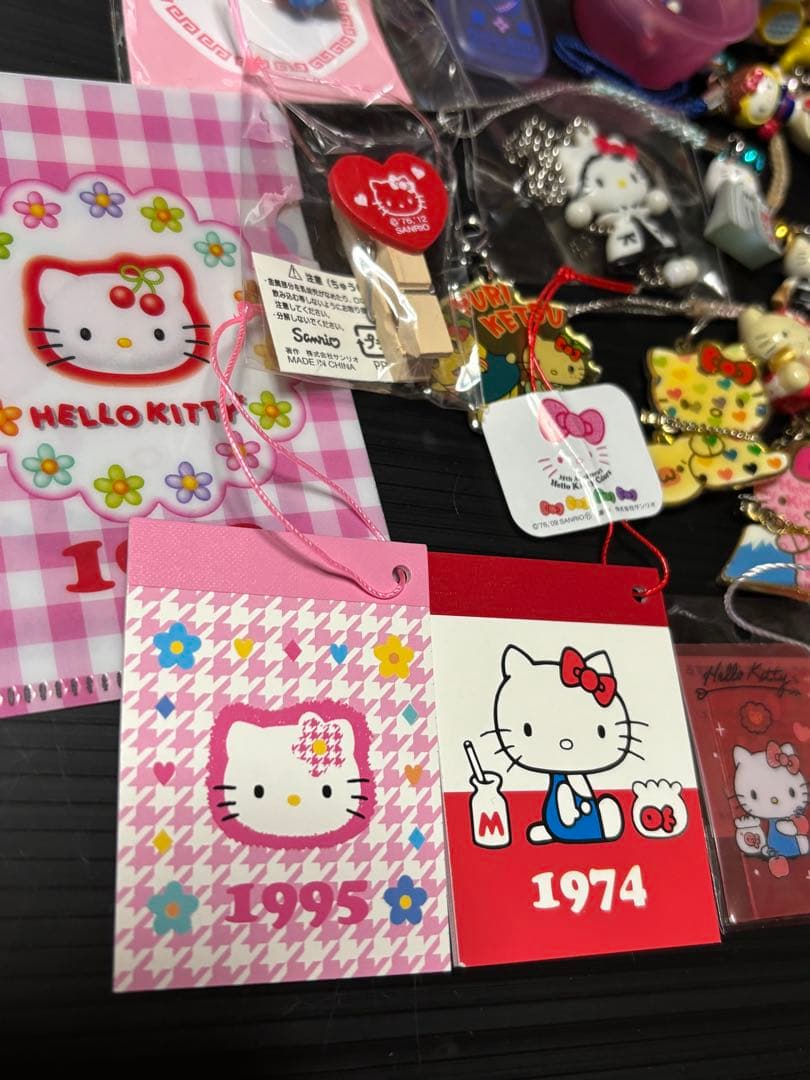 サンリオ　キティ　ストラップ　キーホルダー　ピンバッジ　他　セット