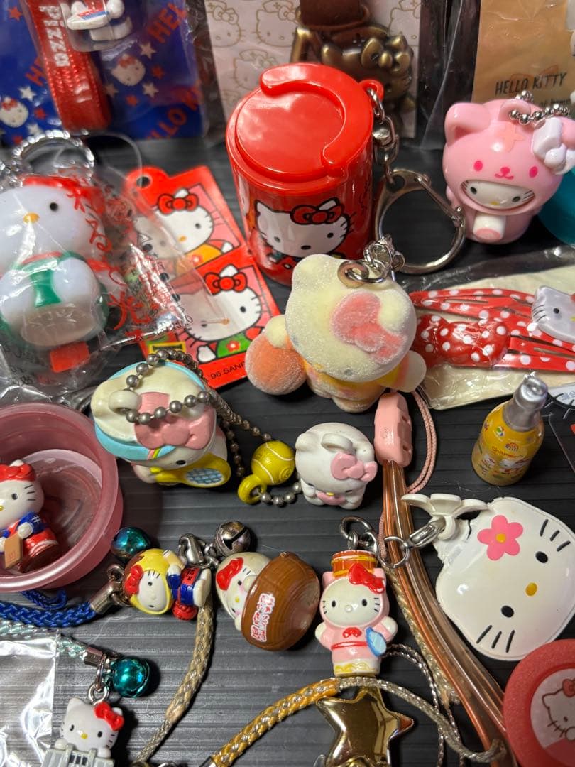サンリオ　キティ　ストラップ　キーホルダー　ピンバッジ　他　セット