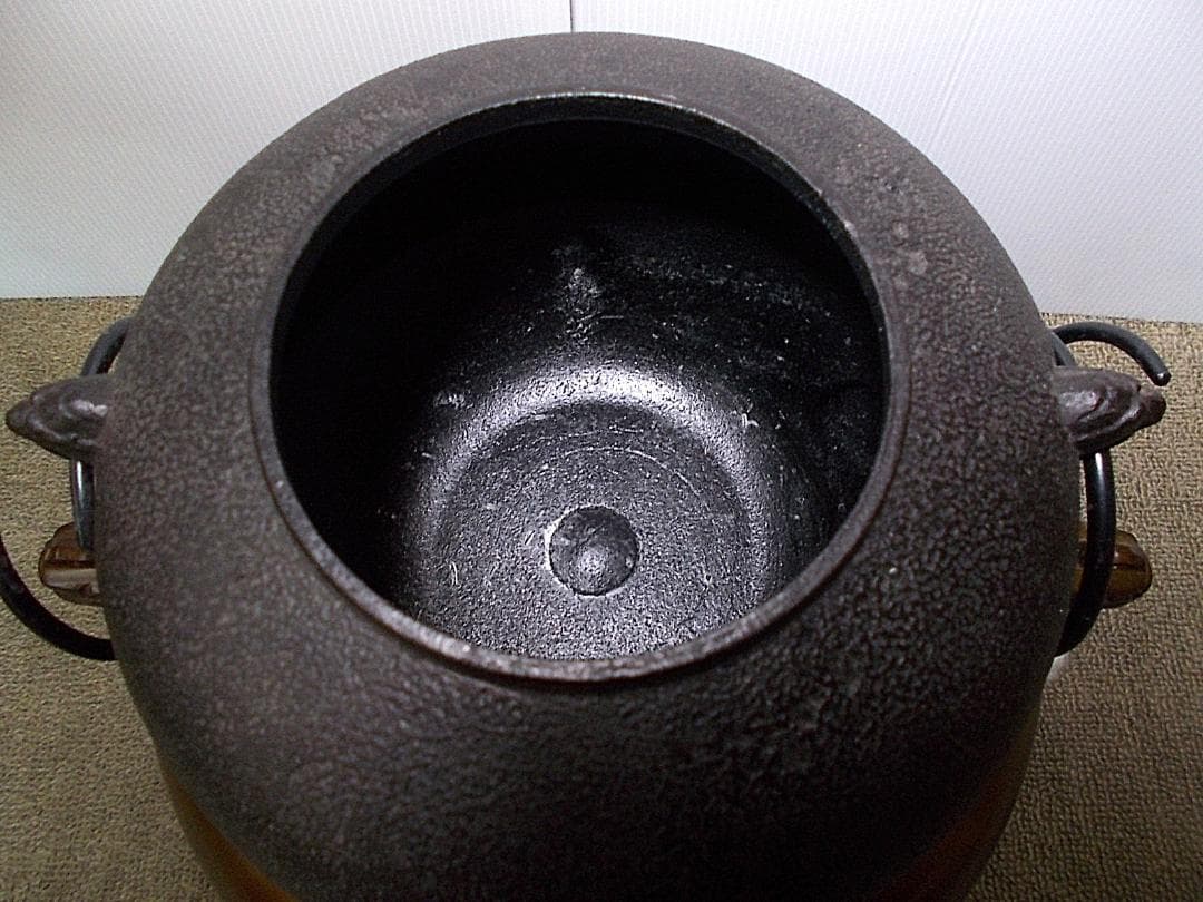 未使用保管品 四代/釜師:菊池正直 和鉄/砂鉄/茶釜 唐銅切合鬼面風炉 共箱