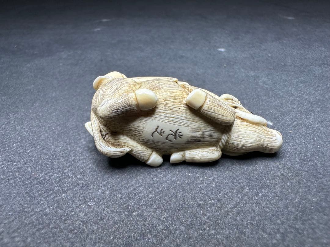 極上　根付　天然素材　アンティーク　骨董　飾り物　古美術　置物　細密細工　彫刻