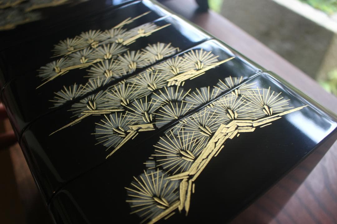 デッドストック！上質黒漆に極上松沈金の映える輪島塗の屠蘇器重箱揃い（検お重