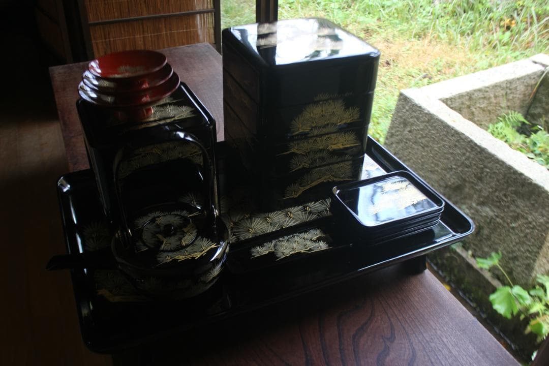 デッドストック！上質黒漆に極上松沈金の映える輪島塗の屠蘇器重箱揃い（検お重