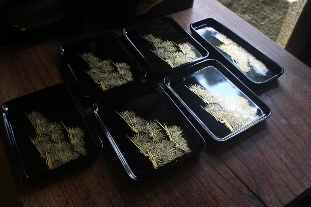 デッドストック！上質黒漆に極上松沈金の映える輪島塗の屠蘇器重箱揃い（検お重