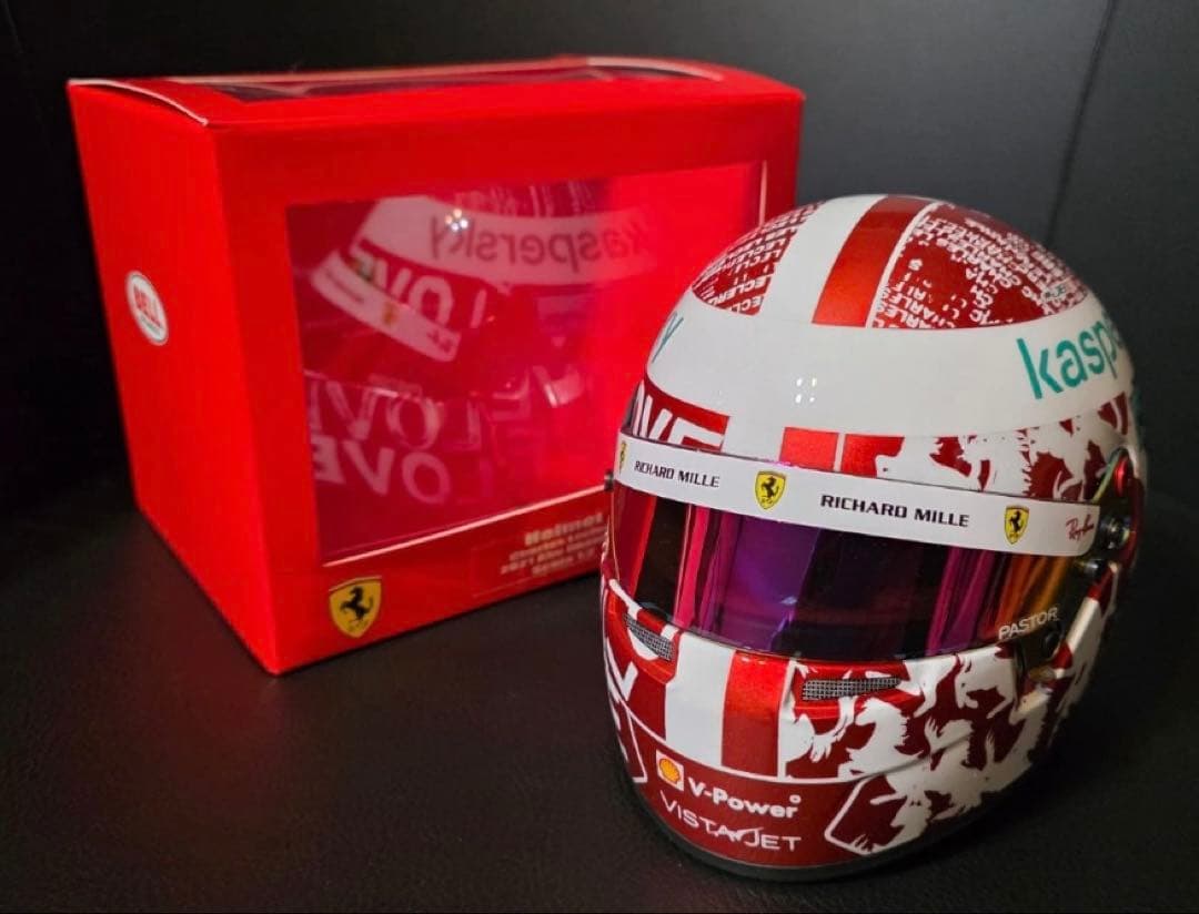 シャルル・ルクレール 2021年 アブダビGP フェラーリ ヘルメット 1/2