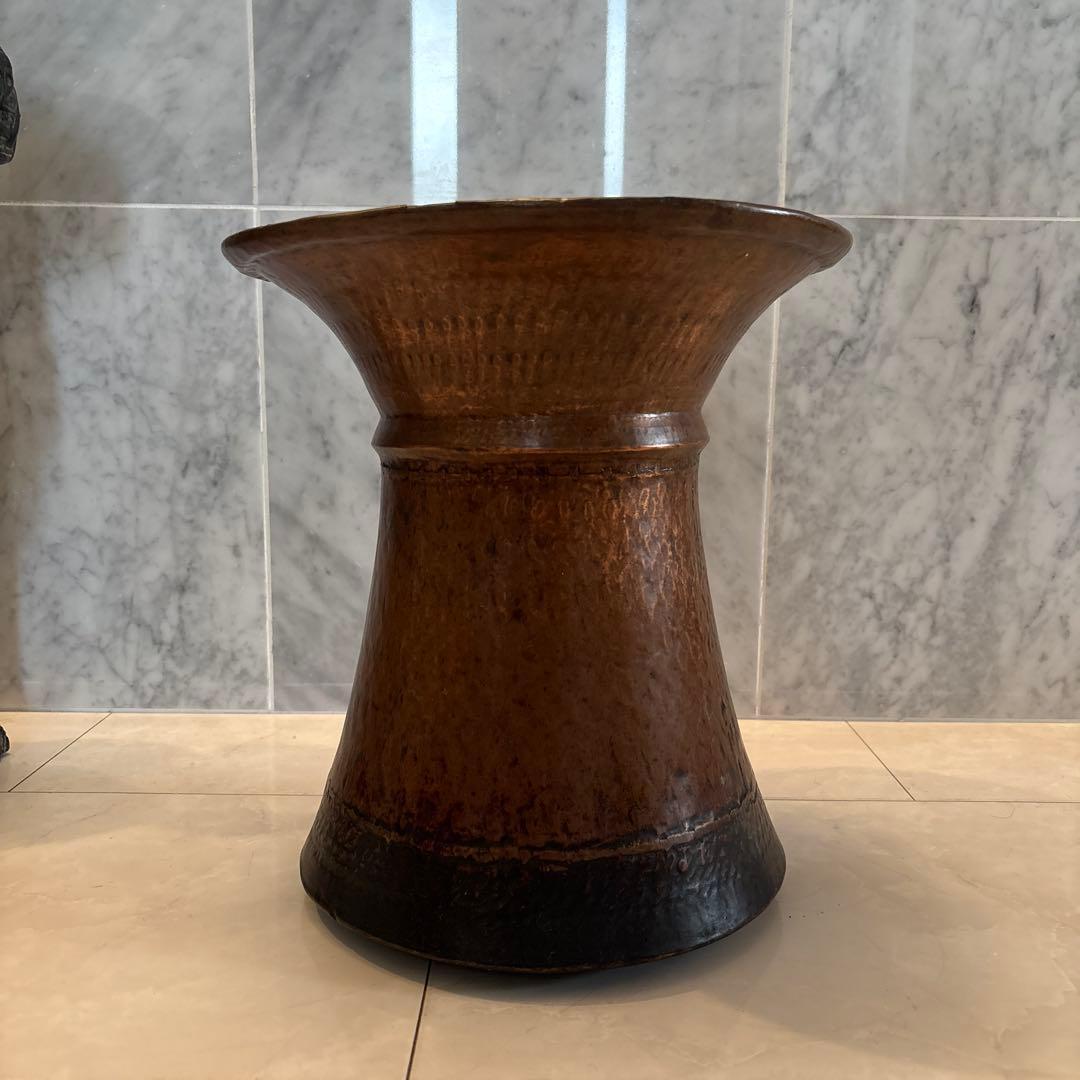 インドネシア　アンティーク　古道具とても雰囲気がある銅製の鉢受け、フラワーベース