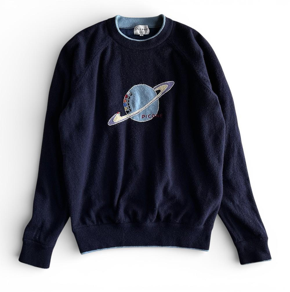 ピッコーネクラブ ふんわり肉厚 カシミヤ混ウール ロゴ刺繍モチーフニット