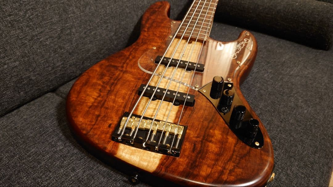 momose　custom 5弦ベース