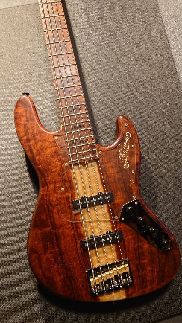 momose　custom 5弦ベース