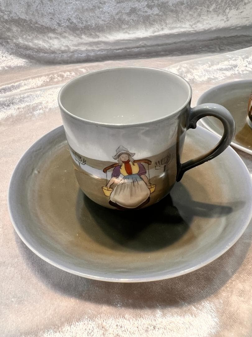 カップ＆ソーサー2個とミルクポットのセット 手描き　オランダの風景　刻印なし