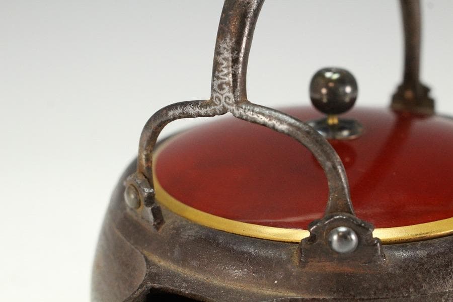 古鉄 持ち手 唐草 銀象嵌 瓶 注器 鉄瓶 銀摘 金縁朱塗蓋(K-XA812)